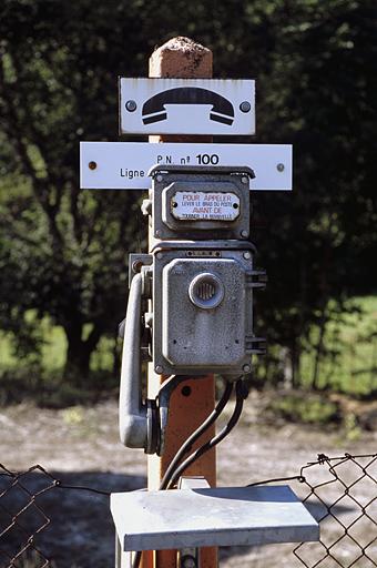 Téléphone de voie du passage à niveau n° 100.