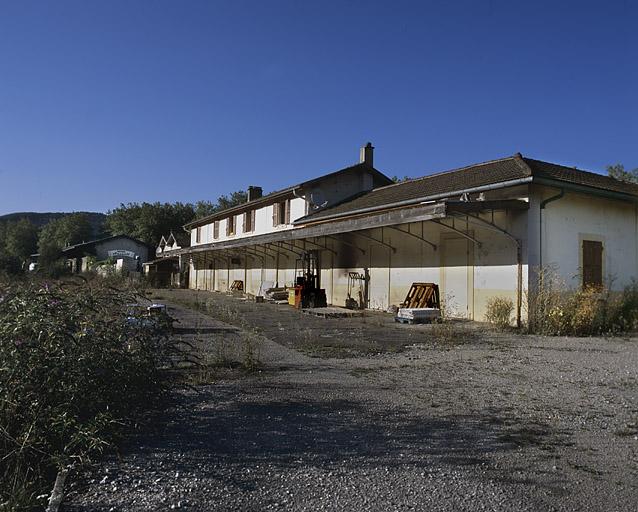 Bâtiment des voyageurs : façade postérieure, de trois quarts droite.