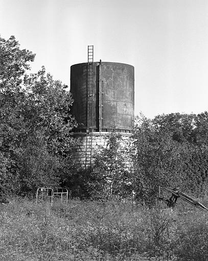 Réservoir métallique.