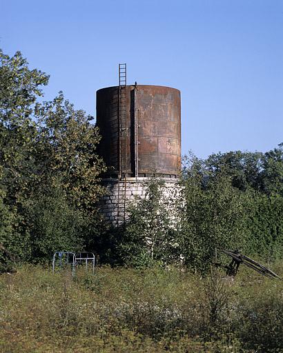 Réservoir métallique.