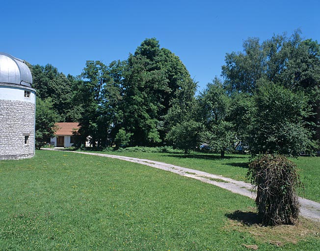 Partie nord : vue d'ensemble vers le bâtiment de l'astrographe, depuis l'entrée au sud.