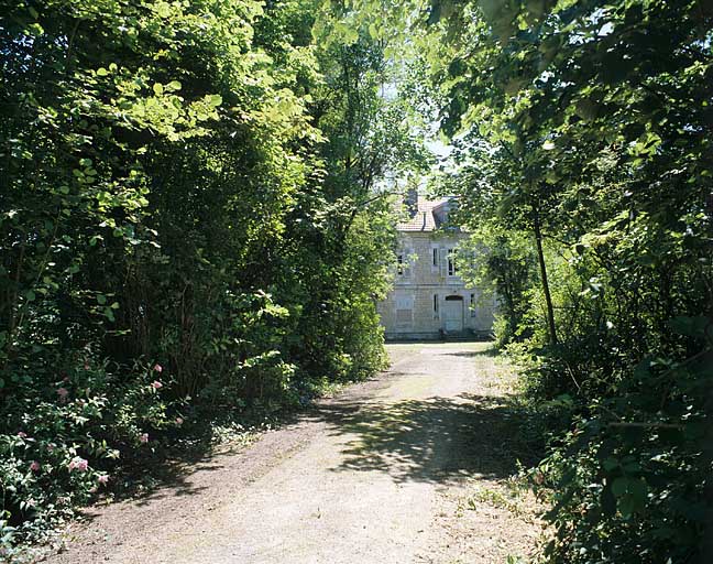 Partie sud : allée menant à la maison du directeur.