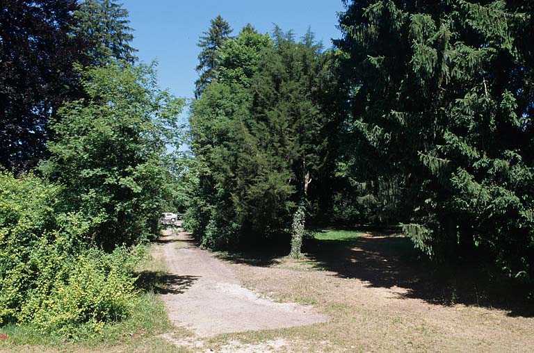 Partie sud : allée depuis la maison du directeur.