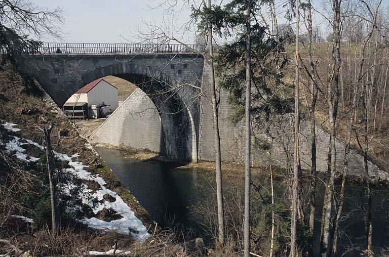 Pont sur l'Angillon : vue d'ensemble, depuis l'est (amont, rive gauche).