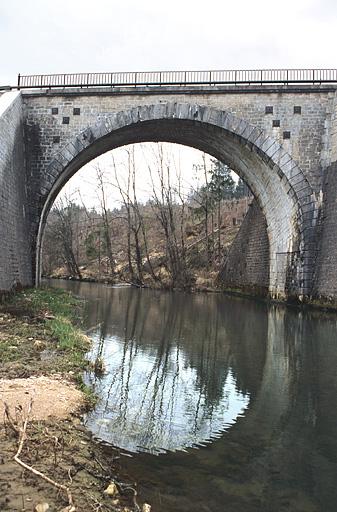 Pont sur l'Angillon : tête ouest (aval), appareil hélicoïdal.