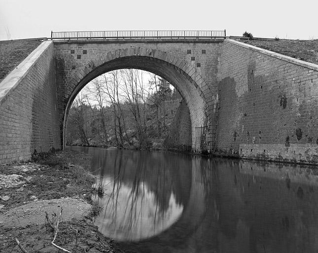 Pont sur l'Angillon : tête ouest (aval).