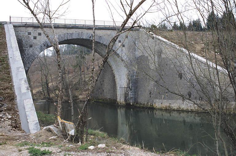 Pont sur l'Angillon : tête ouest (aval).