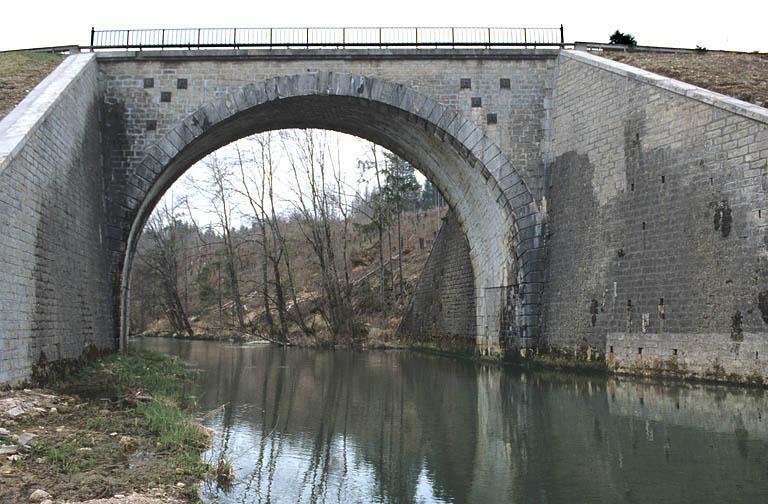 Pont sur l'Angillon : tête ouest (aval).