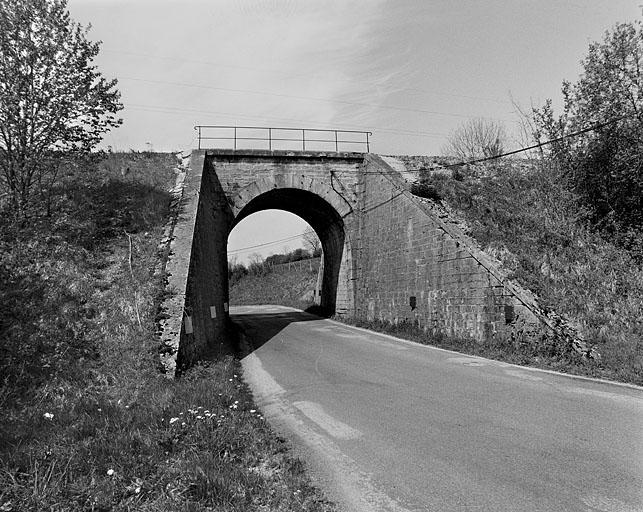 Pont sur la route départementale n° 27 : vue d'ensemble, depuis l'est.