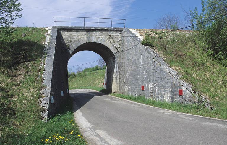 Pont sur la route départementale n° 27 : vue d'ensemble, depuis l'est.