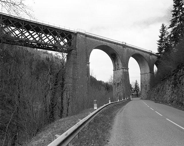 Partie en maçonnerie rive droite, depuis la route en amont.