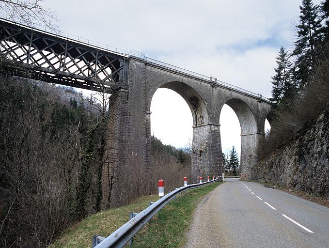 Partie en maçonnerie rive droite, depuis la route en amont.