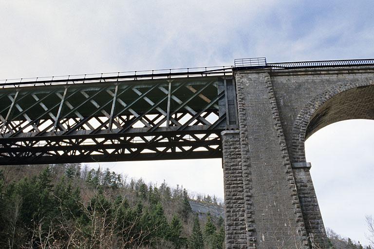 Détail de la jonction de la travée métallique et de l'arche en maçonnerie, rive droite.