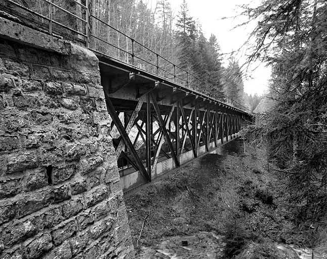 Viaduc : l'extrémité sud (vers La Cluse), côté vallée.