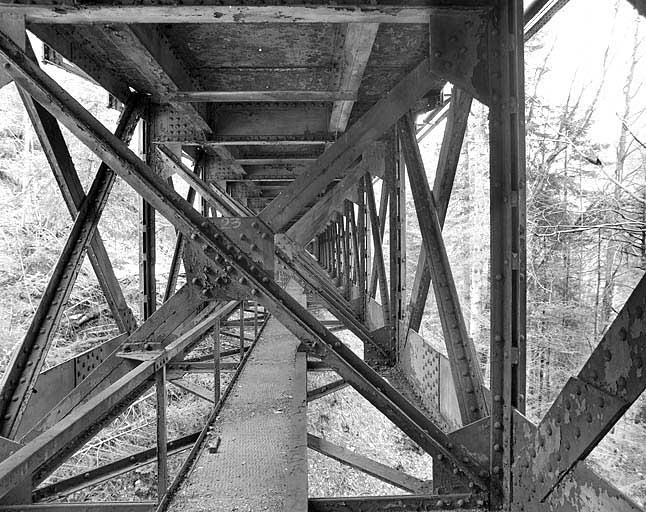 Viaduc : passerelle sous le tablier (vue désaxée à droite).