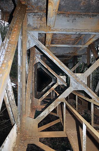 Viaduc : passerelle sous le tablier (vue désaxée à gauche, éclairée au flash).