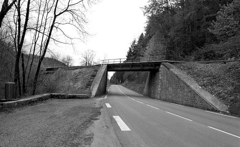 Pont sur la route nationale n° 5 : vue d'ensemble, côté Andelot-en-Montagne.