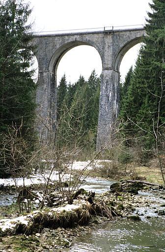 Viaduc : vue d'ensemble rapprochée depuis le fond du vallon, au nord-est (cadrage vertical).