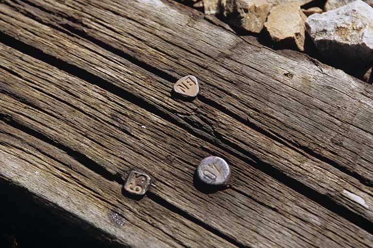 Traverse avec clous. Traverse fabriquée en 1965 (clou à tête carrée avec le millésime 65) par l'atelier Arnaud Beaunartin (Neuf-Brisach, Haut-Rhin) et destinée à être posée avec un écartement de 1,440 m (clou à tête ronde portant le nombre 40).