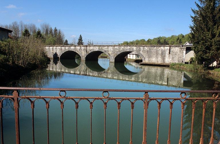 Vue d'ensemble depuis le pont routier, en amont sur le ruisseau.