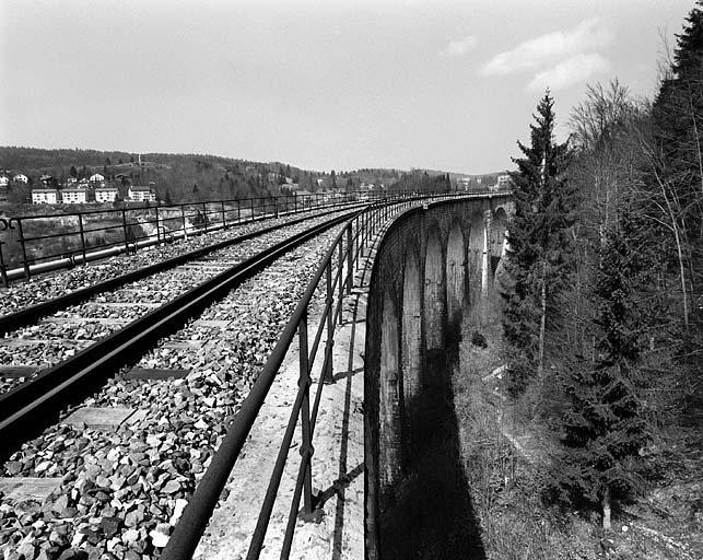 Tablier et voie avec rail de guidage, depuis le côté La Cluse.