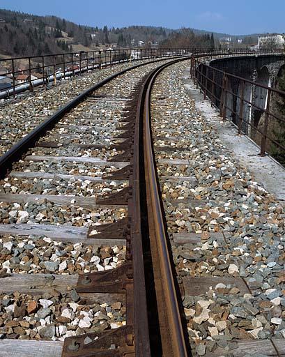 Tablier et voie avec rail de guidage, depuis le côté La Cluse.