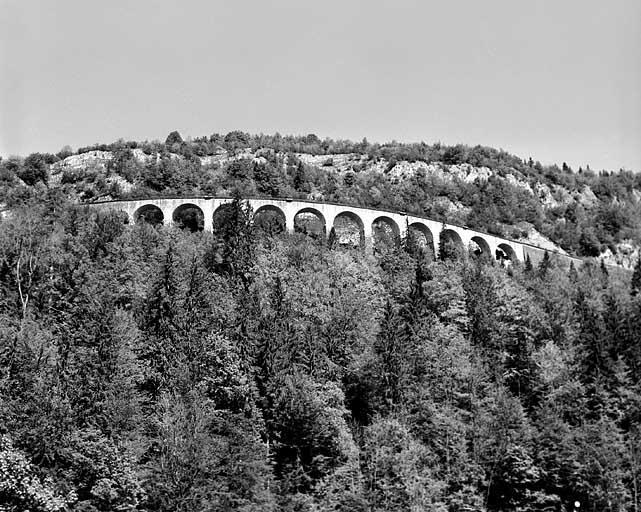 Vue d'ensemble en contre-plongée depuis la vallée, à l'est.