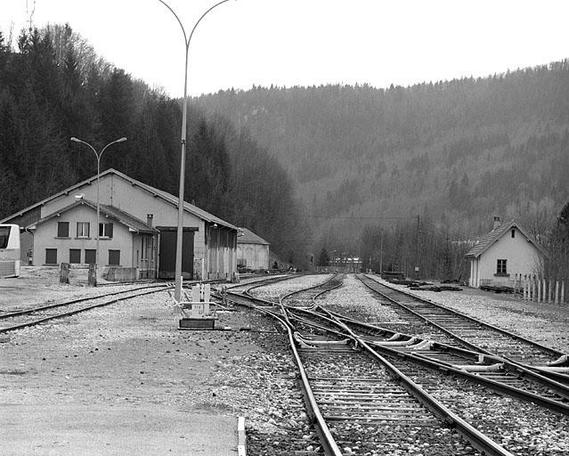 Aiguillage et entrepôt, depuis le nord.