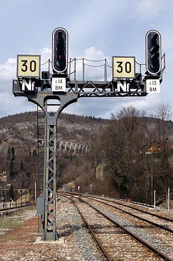 Signaux lumineux (carrés et panneaux de limitation de vitesse) et portique à signaux (potence)