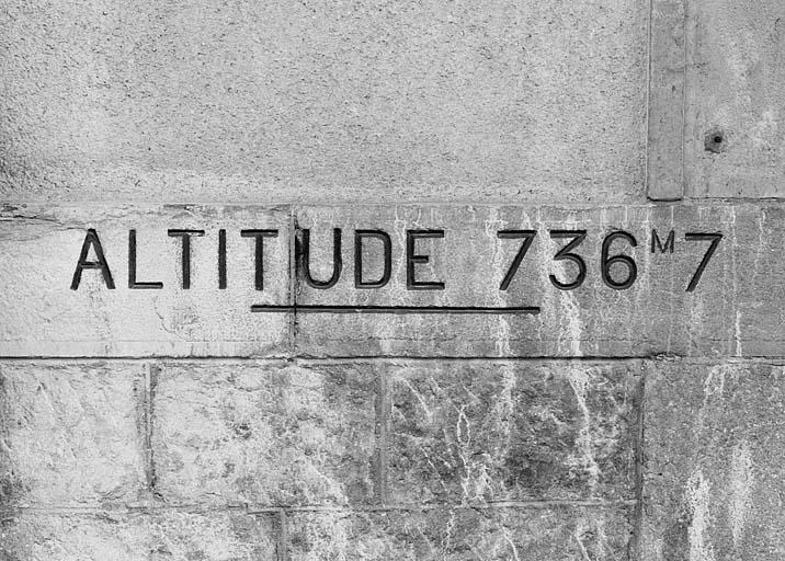 Bâtiment des voyageurs : inscription altimétrique.