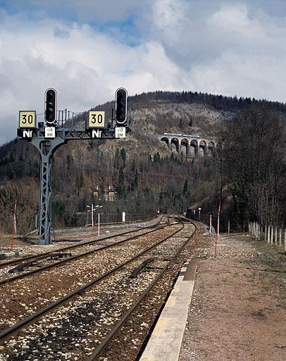 Voies à l'entrée de la gare, avec autorail X 2800 sur le viaduc des Crottes.