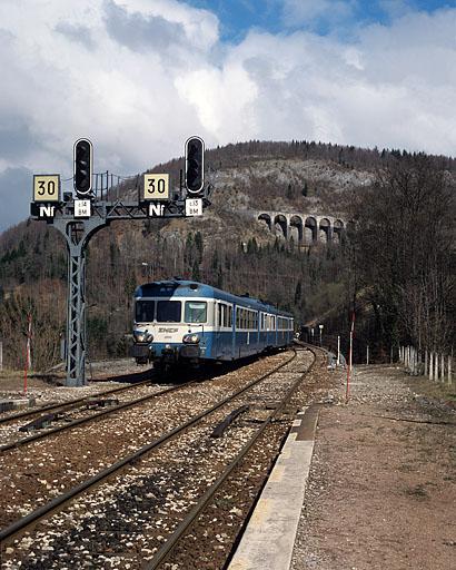 Voies à l'entrée de la gare, avec autorail X 2800 venant d'Andelot-en-Montagne.