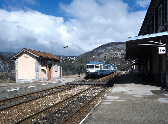 Abri de voyageurs et quai, avec autorail X 2800.