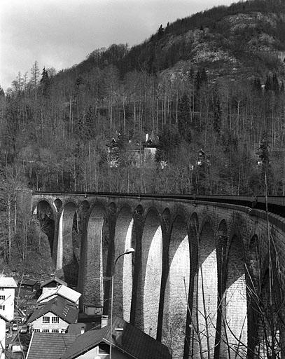 Elévation sud, vue en enfilade depuis le côté Andelot-en-Montagne (cadrage vertical).