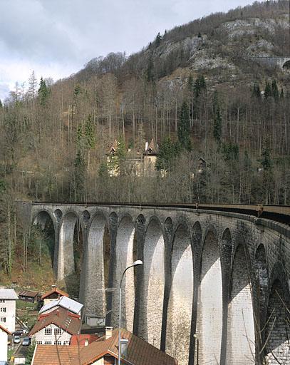 Elévation sud, vue en enfilade depuis le côté Andelot-en-Montagne (cadrage vertical).