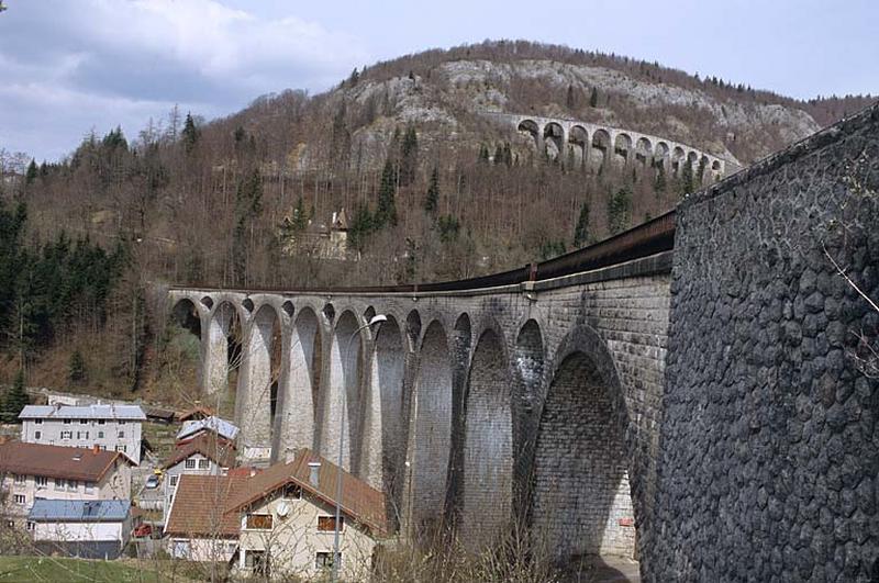 Le grand viaduc vu en enfilade, depuis l'extrémité côté gare.