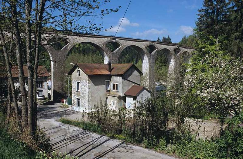 Le grand viaduc et une maison, vus du vallon de l'Evalude en amont.