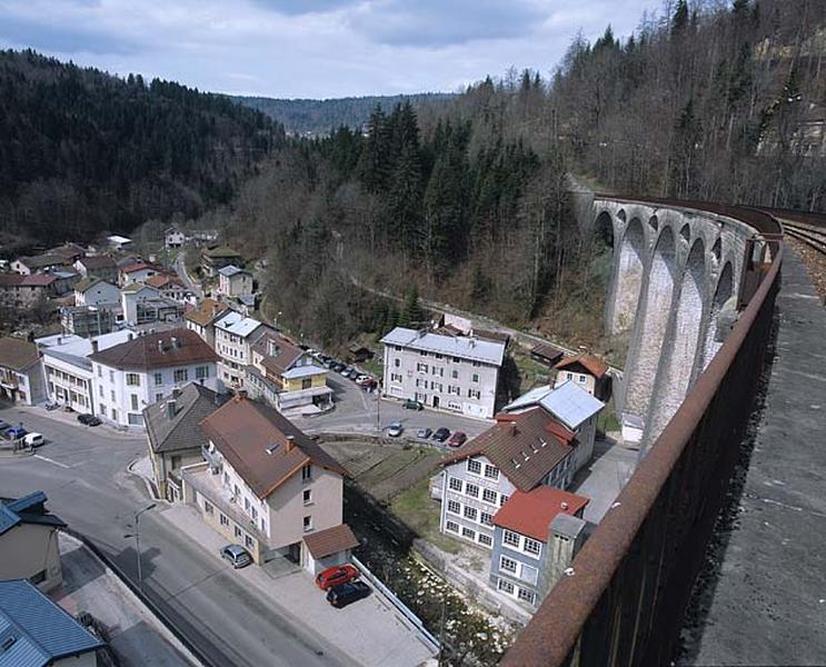Le quartier du bas de Morez, depuis le grand viaduc.