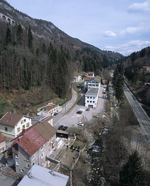Le quartier de la cour du Roi et la vallée de l'Evalude, depuis le grand viaduc.
