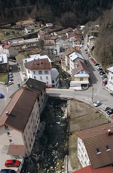 Le quartier du bas de Morez et le pont sur l'Evalude.