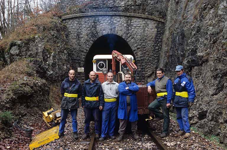 Equipe d'entretien de la voie, à l'extrémité du tunnel de Tancua côté Andelot-en-Montagne.