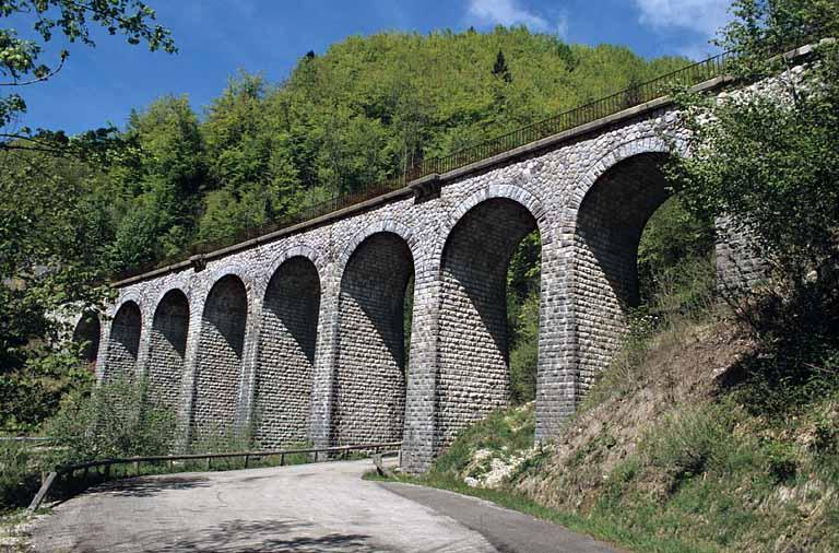 Viaduc du Puits : élévation aval (sud-est), de trois quarts droite.