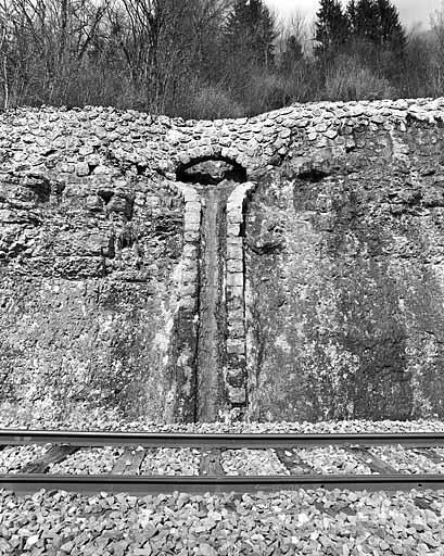 Descente d'eau dans le mur de protection, à droite de la voie.