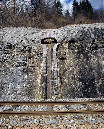 Descente d'eau dans le mur de protection, à droite de la voie.