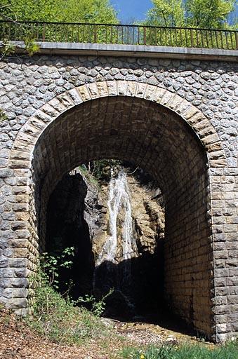 Viaduc : arche, montrant le ruisseau de la Culée.