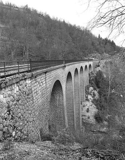 Viaduc : élévation aval, vue en enfilade depuis le côté La Cluse (sud-ouest).