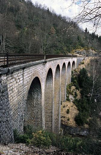 Viaduc : élévation aval, vue en enfilade depuis le côté La Cluse (sud-ouest).