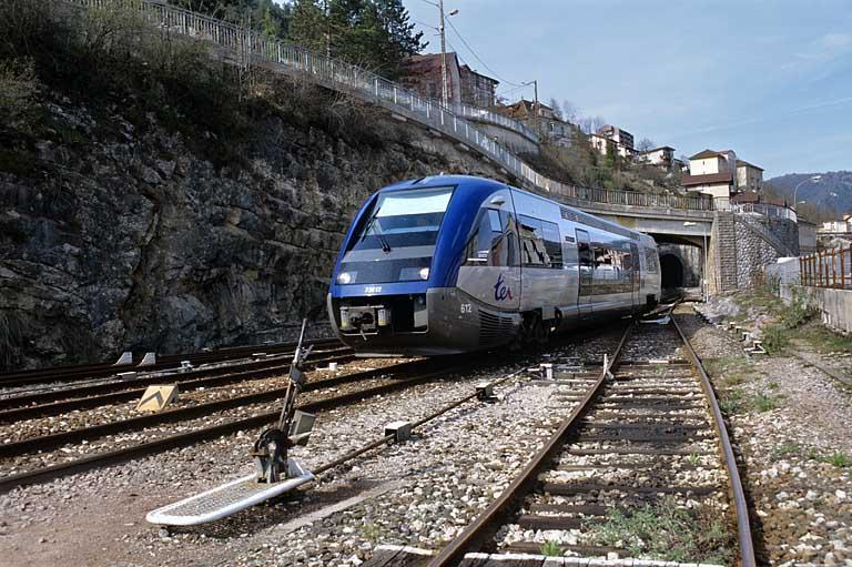 Autorail X 73612 s'engageant sur la voie 1, côté Andelot-en-Montagne.