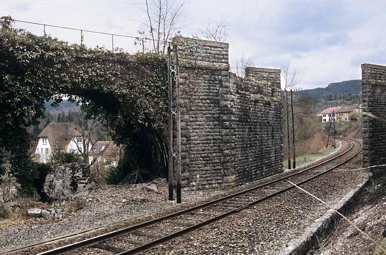 Pont du tacot : arche en plein-cintre et culées.