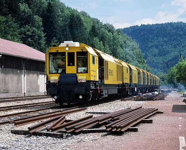 Vue d'ensemble, de trois quarts avant droite, en gare de Morez.